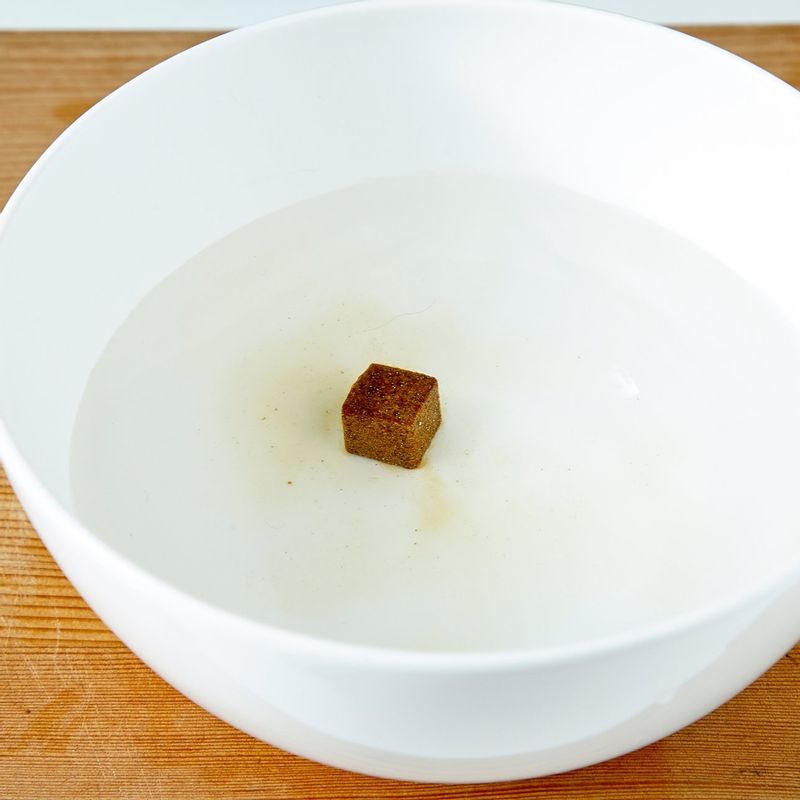 따뜻한 물에 쇠고기 스톡을 넣어 녹인 뒤 나머지 나베 국물 재료를 모두 넣어 고루 섞어주세요.