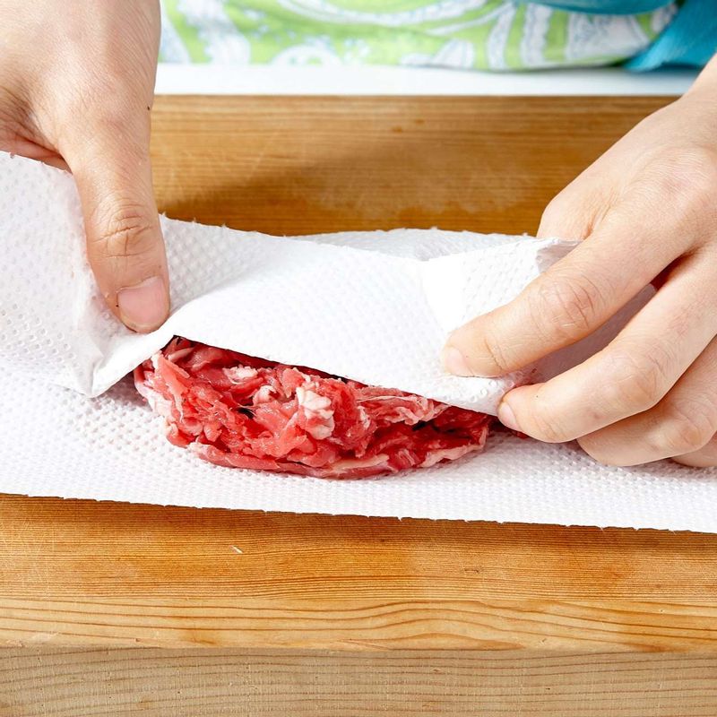 쇠고기는 종이타월에 감싸 핏물을 빼주세요.
