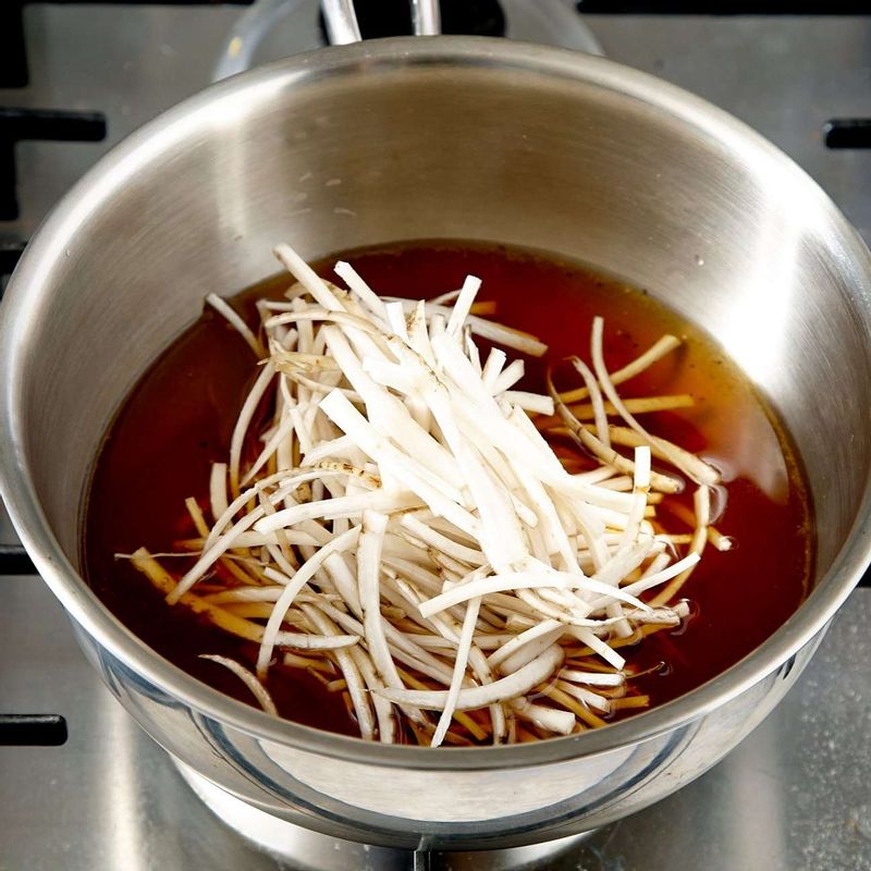 넓은 냄비에 나베 국물을 붓고 우엉채를 넣어 뚜껑을 덮고 3~4분간 끓여주세요.