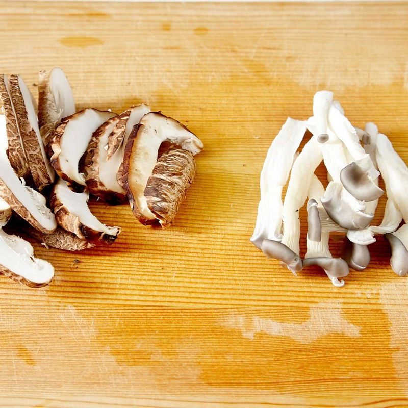 표고버섯은 편으로 썰고, 느타리버섯은 길이 방향으로 찢어주세요.
양파는 채 썰고, 대파는 얇게 어슷썰기 해주세요.