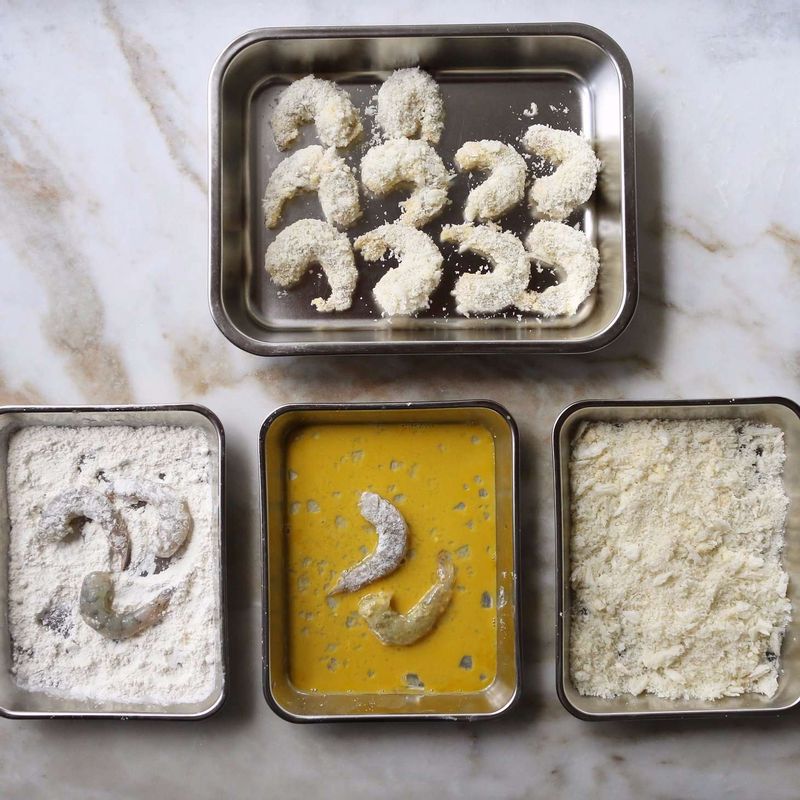 밑간한 새우에 밀가루-달걀물-빵가루 순으로 튀김옷을 입혀주세요.