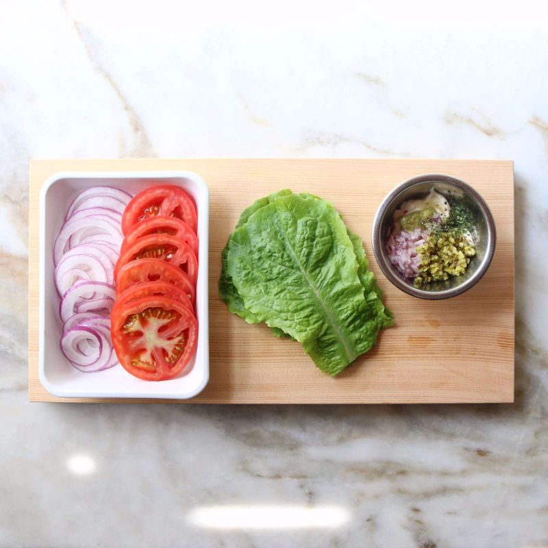 잎상추는 깨끗이 씻어 물기를 제거해주세요. 토마토와 적양파는 링으로 썰고, 토마토에 약간의 소금과 후추를 뿌려주세요. 볼에 소스재료를 넣고 섞어주세요.
(아이 간식용으로 만드실 때는 연와사비를 생략해서 만드셔도 돼요.)