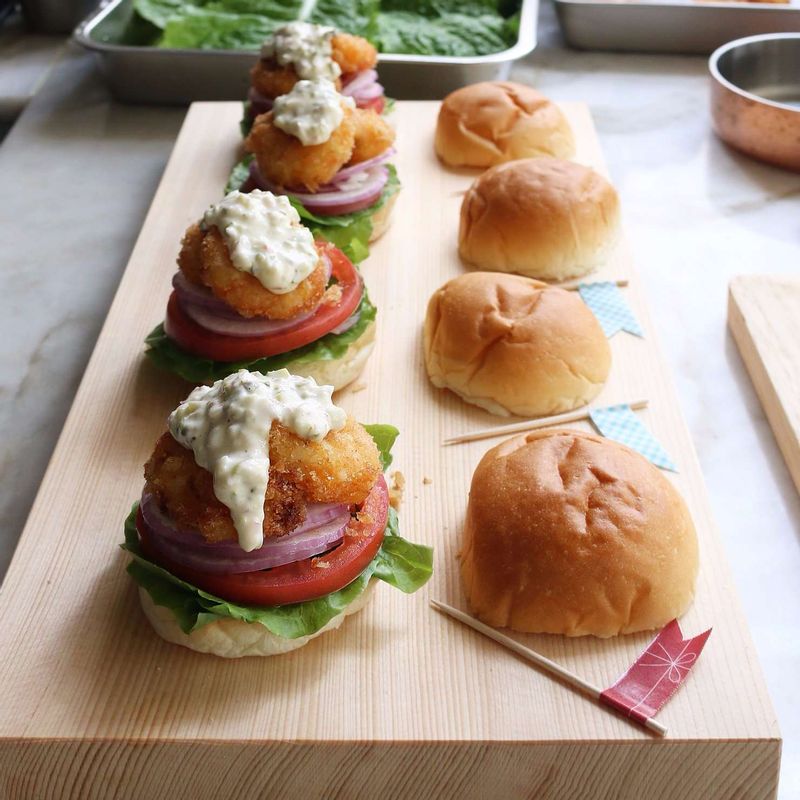 모닝빵을 반으로 갈라 마요네즈를 바르고 잎상추–토마토-적양파–튀긴새우–소스 순으로 올린 후 빵으로 덮어주세요.