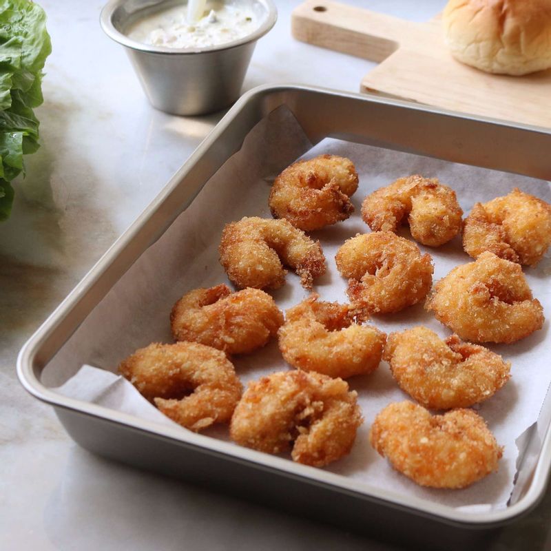 튀김옷을 입힌 새우를 170도의 기름에서 노릇하게 튀겨주세요.