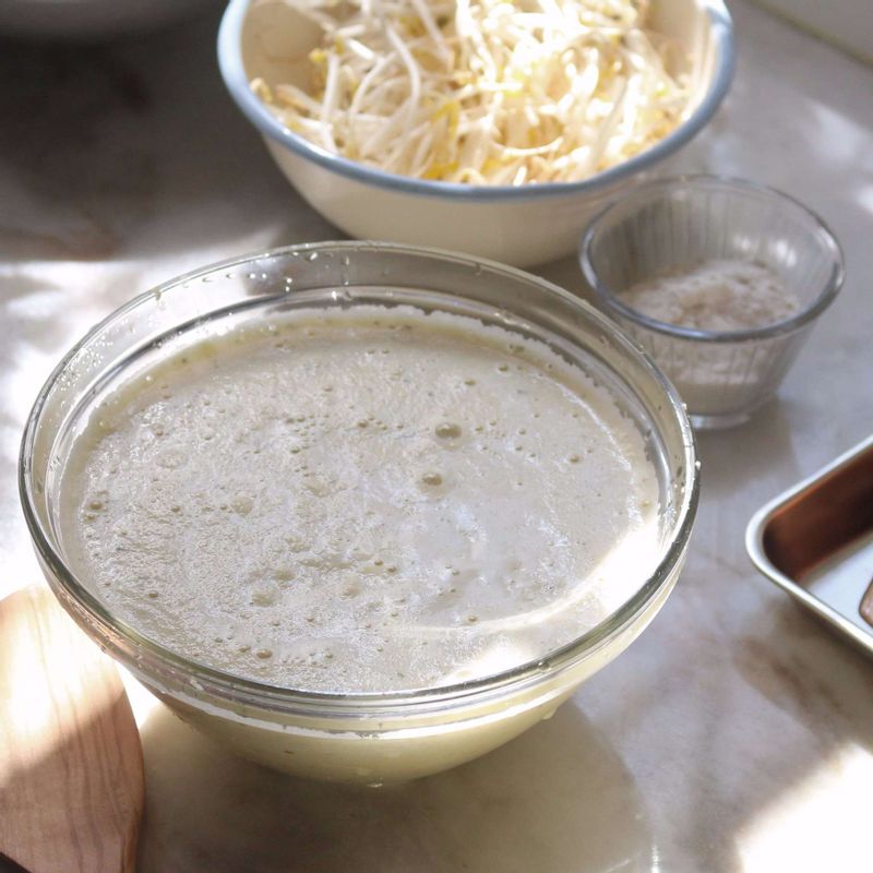 믹서에 불린 녹두와 물을 넣어 곱게 갈아주세요.
(녹두는 물에 5시간 정도 담가 불린 후, 비벼 씻어 껍질을 제거해주세요)