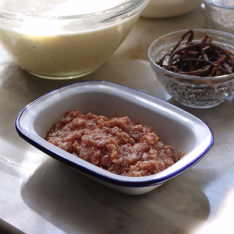 다진돼지고기는 고기양념에 재워 밑간을 해주세요.