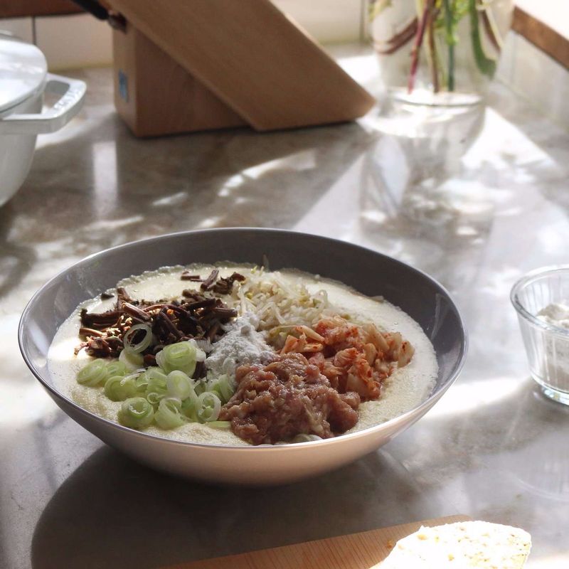 볼에 갈은 녹두와 찹쌀가루, 다진 돼지고기, 김치, 숙주, 고사리, 대파를 넣고 고루 섞어 반죽한 후 소금과 후추를 넣어 간를 맞춰주세요.
(김치의 간에 따라 소금 양을 가감해주세요.)