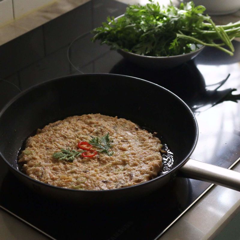 달군 팬에 식용유를 넉넉히 두르고, 반죽을 한국자 떠서 동그랗게 모양을 잡은 후 홍고추와 쑥갓을 올리고 앞뒤로 노릇하게 전을 부쳐주세요.