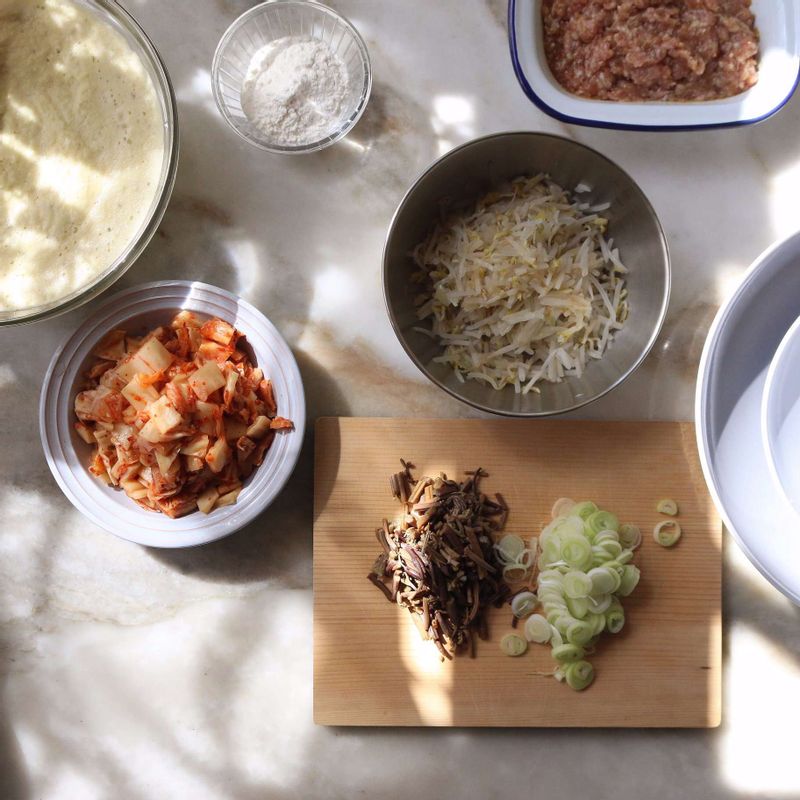 숙주는 끓는물에 30초 정도 데쳐 잘게 자르고, 데친 고사리는 적당한 크기로 잘라주세요. 배추김치는 속을 털어낸 후 잘게 자르고, 대파와 홍고추는 동그랗게 링으로 잘라주세요.
(잘게 자른 야채와 김치는 물기를 제거해주세요.)