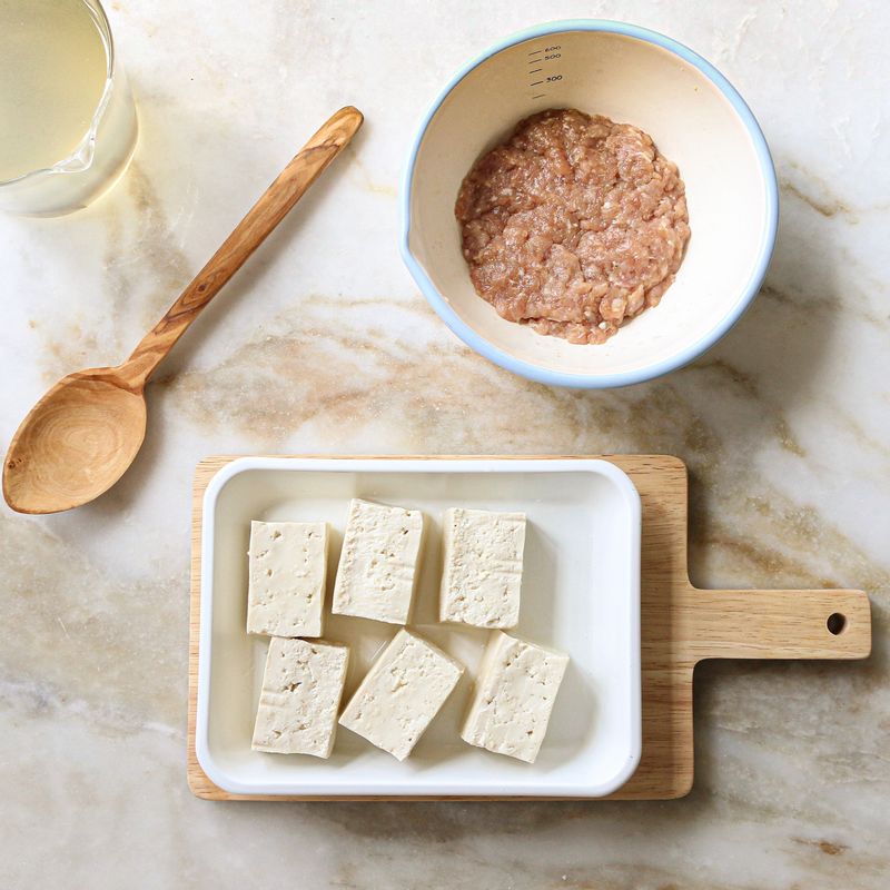 두부는 6등분으로 자르고 약간의 소금을 뿌려 밑간 한 후, 키친타월에 올려 물기를 제거해주세요.
돼지고기에 고기양념 재료를 넣어 밑간 해주세요.