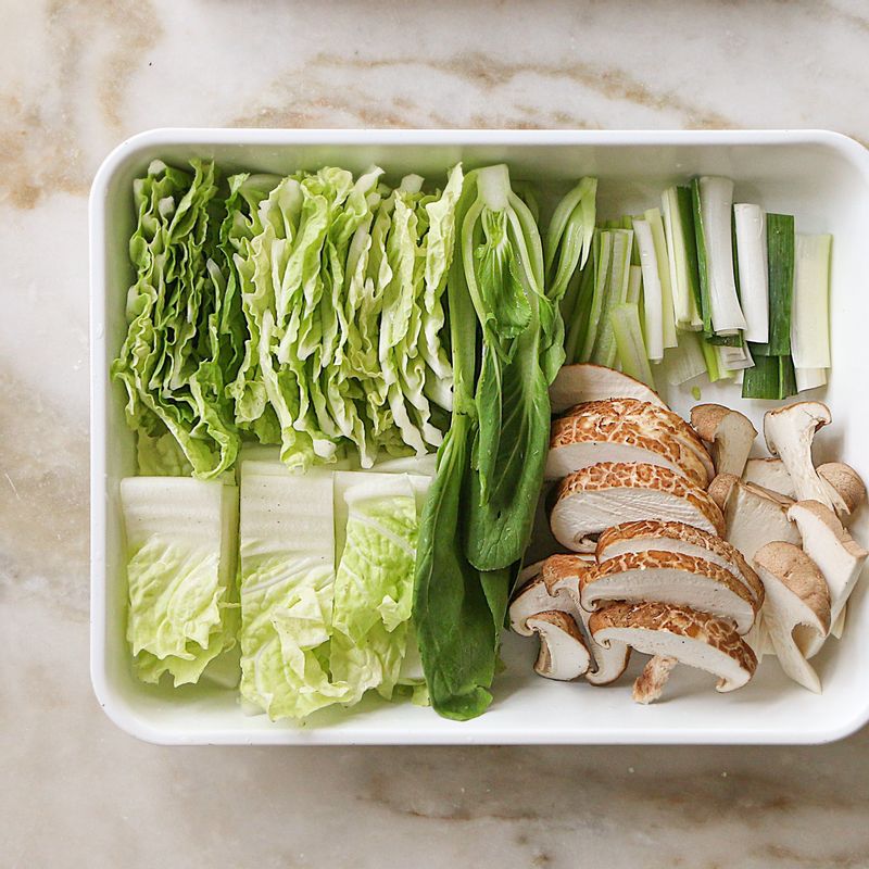 배추와 버섯, 대파는 먹기 좋게 자르고 청경채는 2등분으로 잘라주세요.