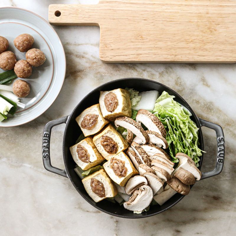 전골냄비 바닥에 배추를 깔고 두부, 표고버섯, 느타리버섯을 담은 후 따뜻한 다시마멸치육수와 국물양념재료를 부어 끓여주세요.