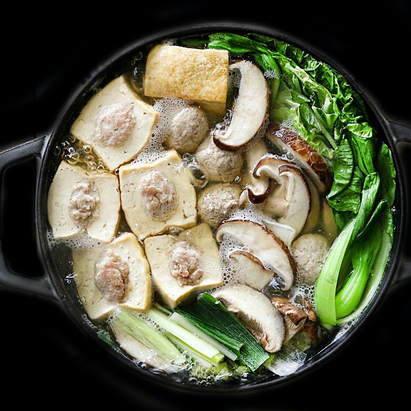 국물이 끓으면 고기완자를 넣고 완자가 익으면 대파, 청경채를 넣고 1분정도 더 끓여주세요.
부족한 간은 소금을 넣어 가감해 즐겨주세요.