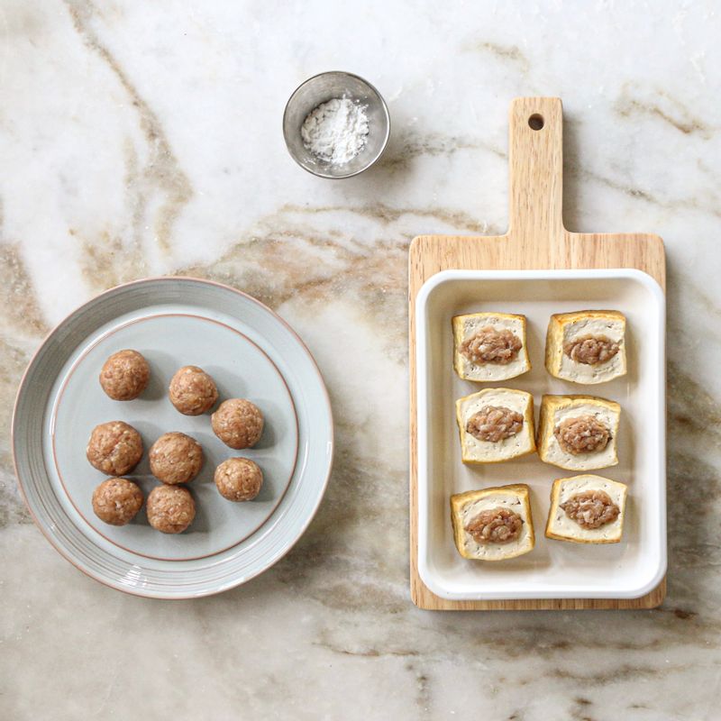 두부의 가운데에 가로로 칼집을 넣은 후, 양념한 고기소를 넣어주세요.
(남은 고기소는 전분가루 1작은술을 넣고 섞어 고기완자를 빚어주세요.)