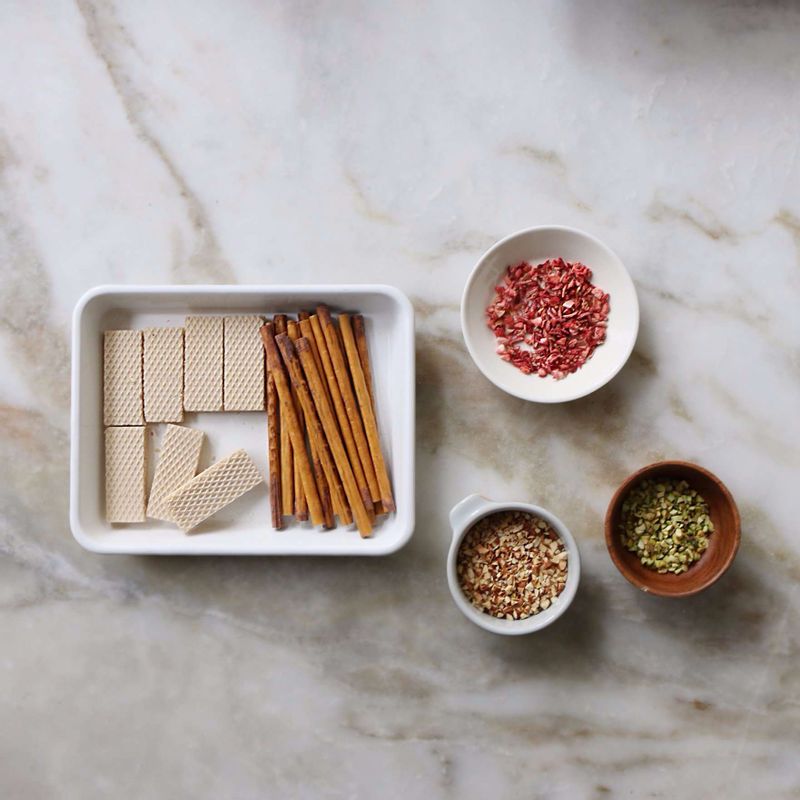 과일건조칩과 견과류를 잘게 다져주세요