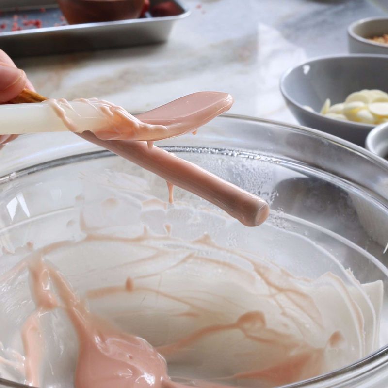 녹인 화이트, 핑크, 다크 초콜릿을 웨하스와 빼빼로의 2/3 정도까지 묻혀주세요.