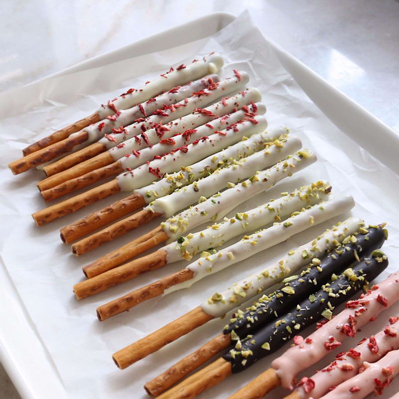 완성된 빼빼로는 예쁘게 포장해 선물로 나누기 좋답니다.