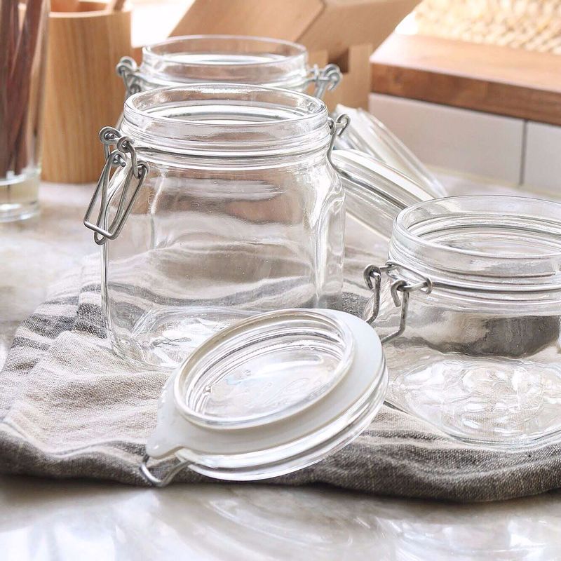 냄비에 물을 넣고 유리병을 거꾸고 담아 끓기 시작하면 중약불로 줄여 2~3분 더 끓인 후 꺼내 물기를 제거해주세요.
(뜨거운 상태로 병을 세워 두면 증기가 날아가면서 빨리 말릴 수 있어요)