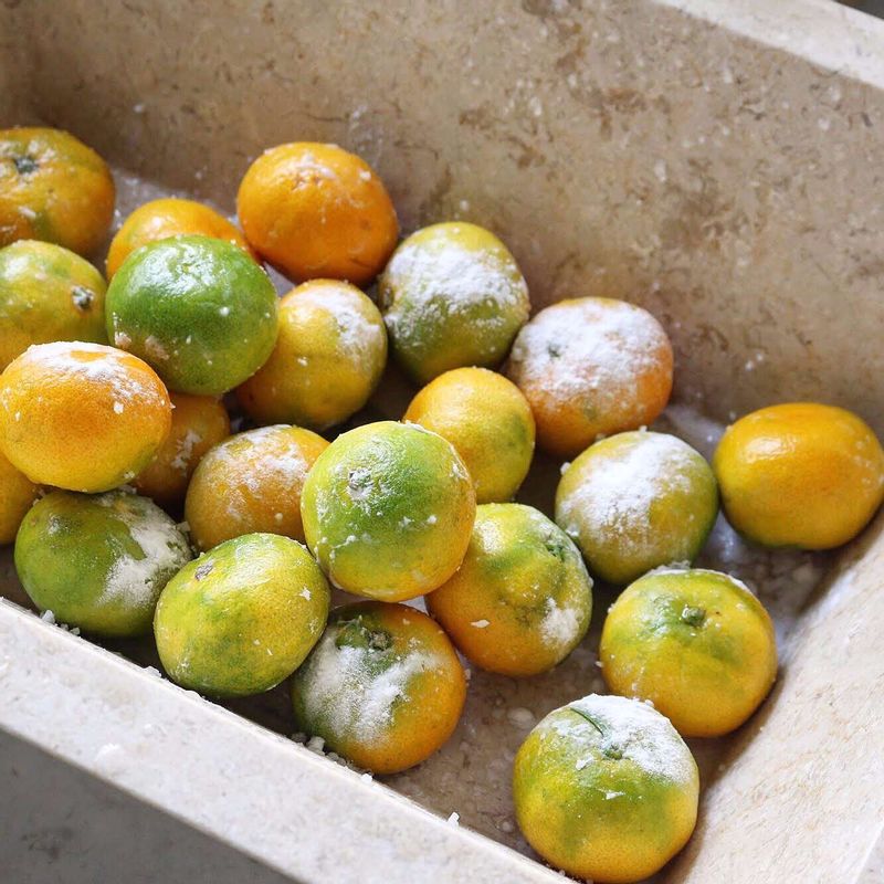 귤은 베이킹소다에 비벼 씻고, 굵은소금으로 표면을 문질러 준 후 흐르는 물에 깨끗이 씻어 물기를 제거해 주세요.