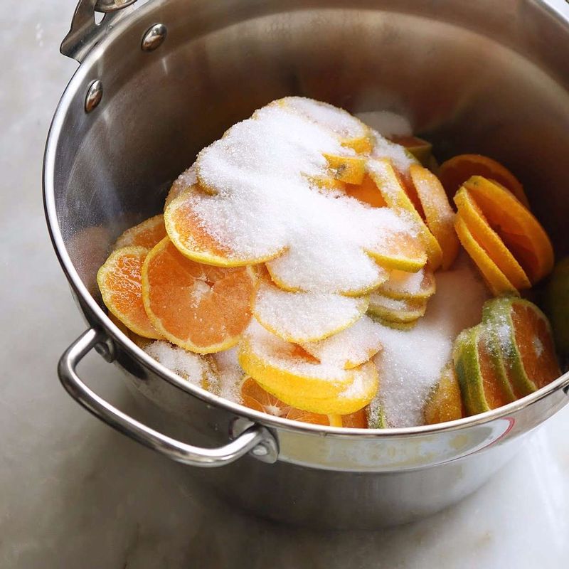 볼에 슬라이스한 귤과 설탕을 섞고, 설탕이 녹을 때까지 하루 정도 실온에 두고 위 아래로 골고루 섞어주세요.
(레몬을 3개를 추가해 레몬즙을 넣어 만드시면, 새콤한 향이 좋은 귤청을 만드실 수 있어요)