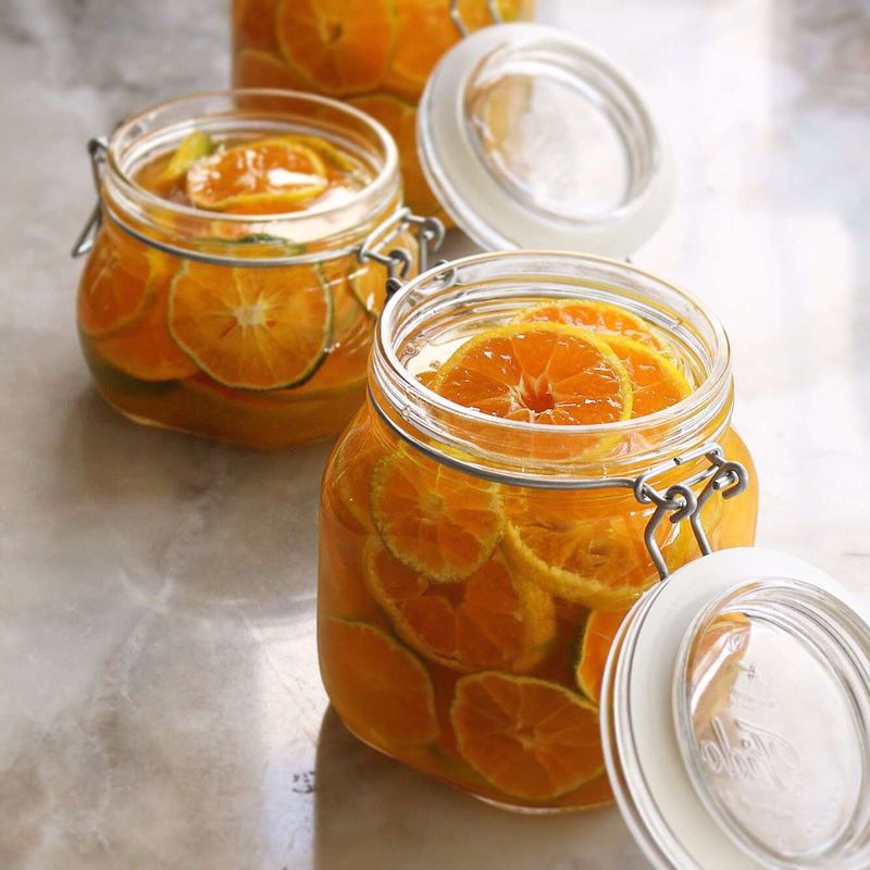 설탕이 녹으면 소독한 유리병에 담고 뚜껑을 닫아주세요. 반나절 실온에 두었다가 냉장 보관해 이틀 정도 숙성시킨 후 드시면 좋아요.