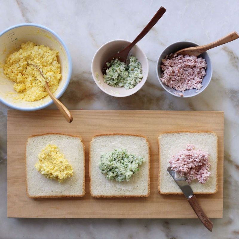 식빵에 마요네즈를 바른 다음 양념한 달걀과 오이, 햄을 각각 올려주세요.