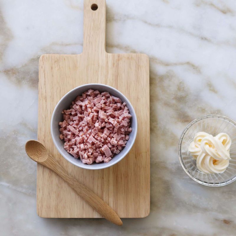 햄은 잘게 다져 마요네즈 1큰술에 버무려주세요.