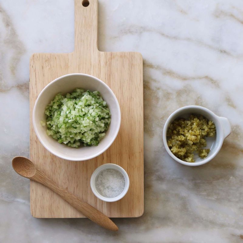 오이는 잘게 다져 약간의 소금을 뿌리고 10분 정도 절인 후, 물기를 짜서 다진피클과 섞고 마요네즈 1큰술을 넣어 버무려주세요.