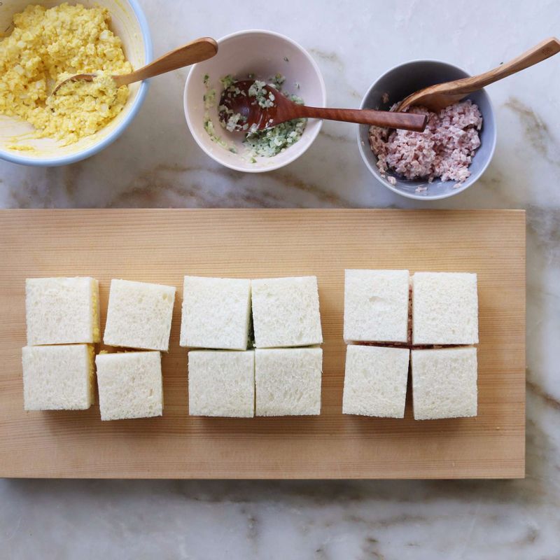 마요네즈 바른 다른 식빵으로 각각 덮어 준 후, 테두리를 자르고 4등분으로 잘라주세요.