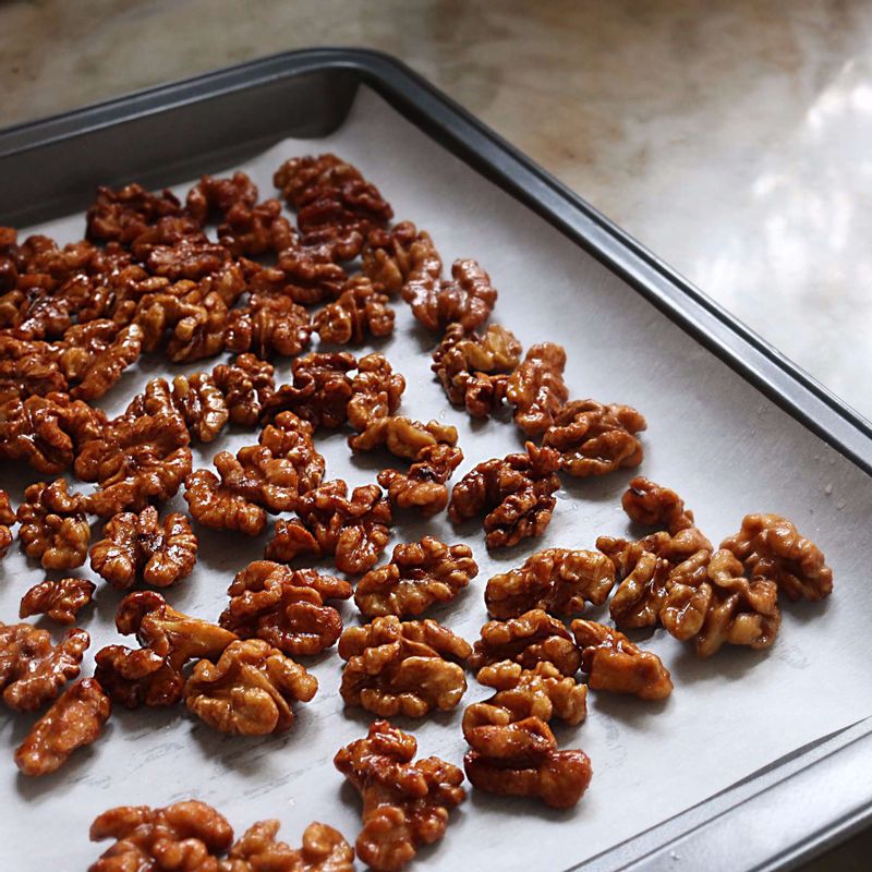 튀긴 호두를 서로 달라 붙지 않게 펼쳐 식혀주세요.