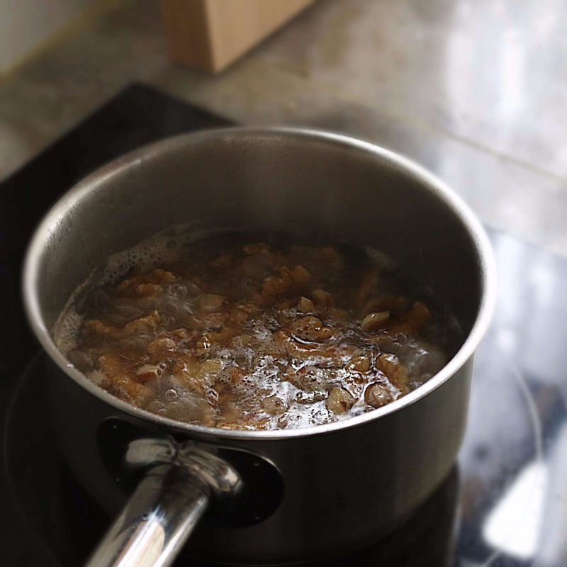 호두는 끓는 물에 소금을 넣고 2분 정도 데친 후 찬물에 헹궈 물기를 빼주세요.
(또는 미지근한 물에 10분 정도 담갔다가 사용해주세요.)