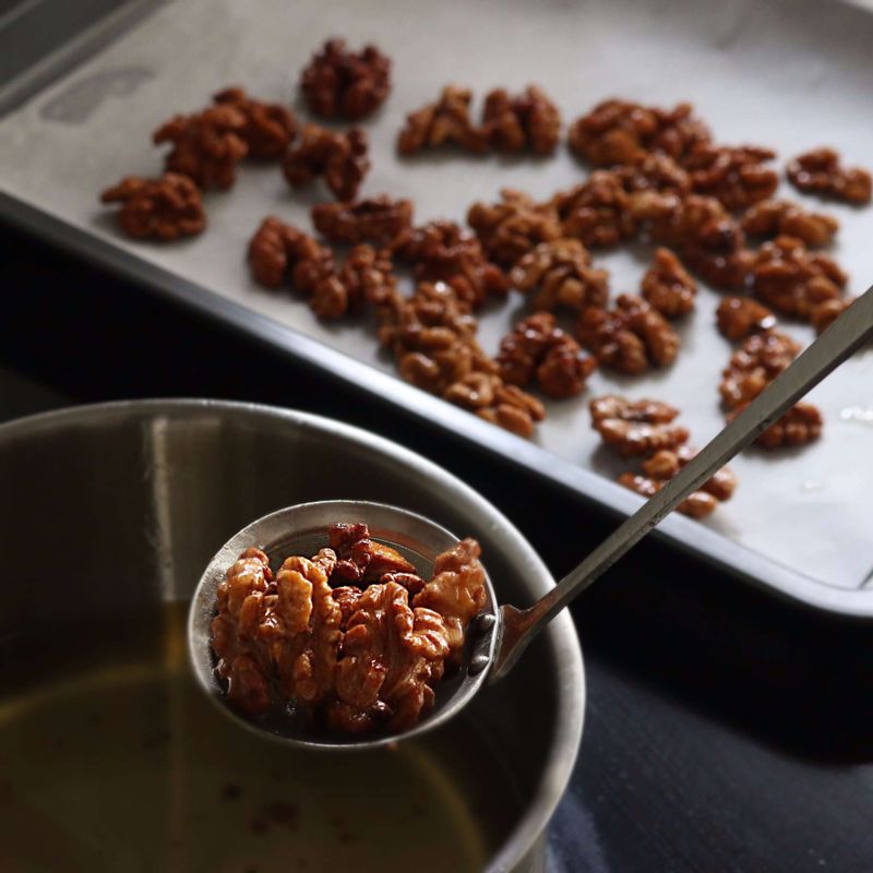 140도로 달군 기름에 넣어 바삭하게 튀겨주세요.
(키친타월에 올리면 달라붙을 수 있어, 종이호일에 올려 기름을 빼주세요)