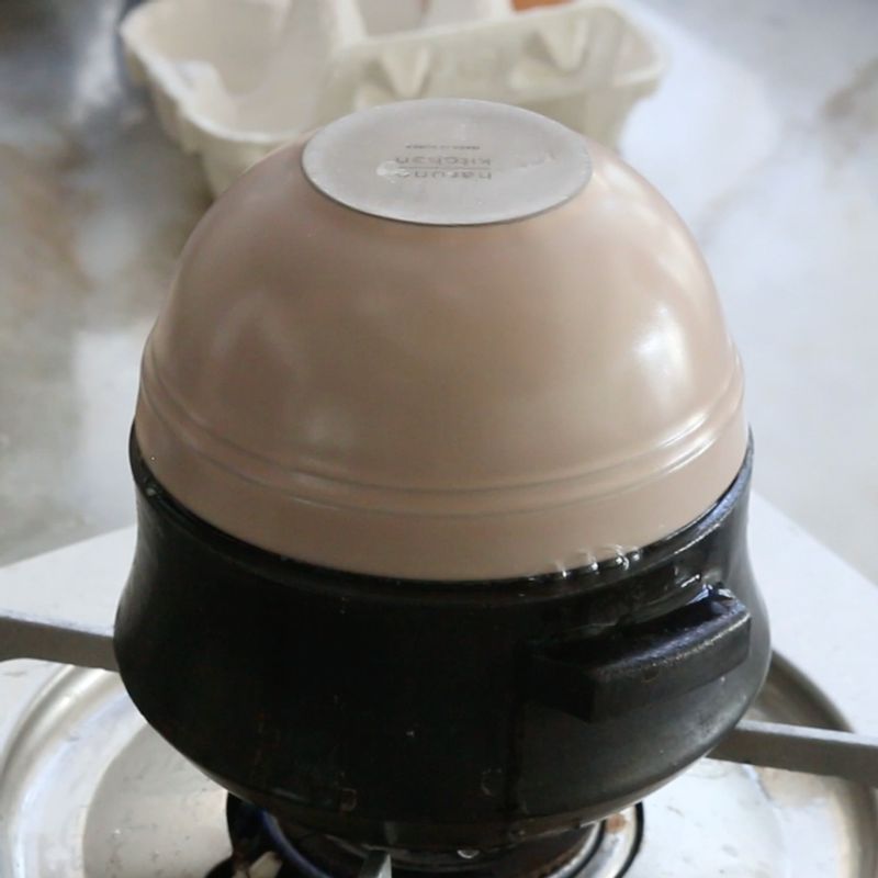 달걀이 흰색으로 익으면서 몽글몽글해지면 약불로 줄이고 뚜껑을 덮어 2분 정도 익혀주세요. (뚜껑은 달걀찜이 부풀어 오를 수 있도록 공간이 있는 뚜껑을 덮어주세요)