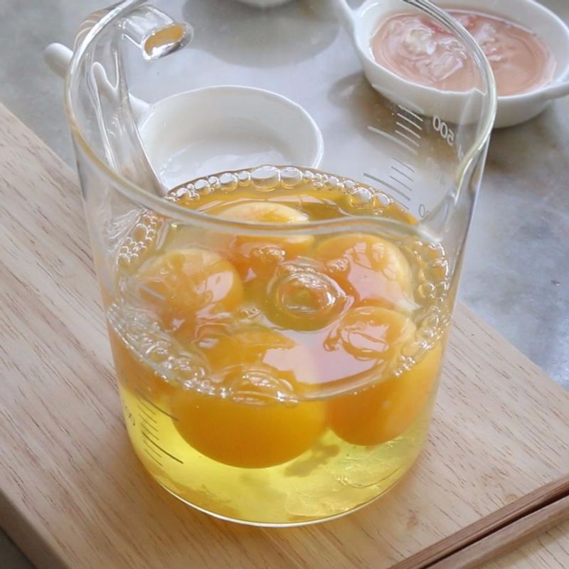 볼에 달걀을 넣고 양념 재료를 더해 잘 섞어 달걀물을 만들고, 실파는 송송 썰어주세요.