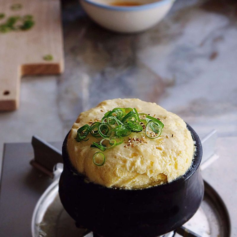 불을 끄고 송송 썰은 실파, 약간의 깨와 참기름을 뿌려 즐겨주세요.