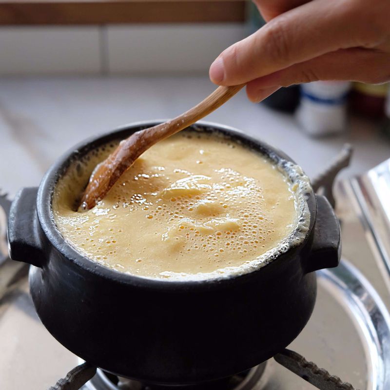 다시마물이 끓어오르면, 달걀물을 넣고 중불에서 고루 저어주세요.