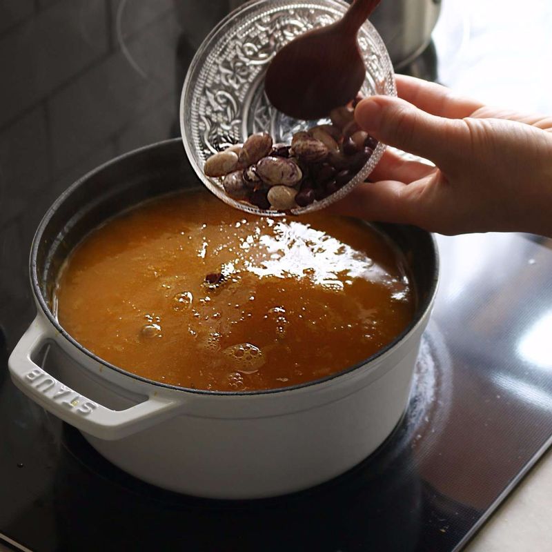 강낭콩과 삶은 팥, 물 2컵을 넣고 5분 정도 끓이다가, 물 1/2컵과 찹쌀가루를 망울없이 섞은 것을 저어가며 넣어 끓여주세요.