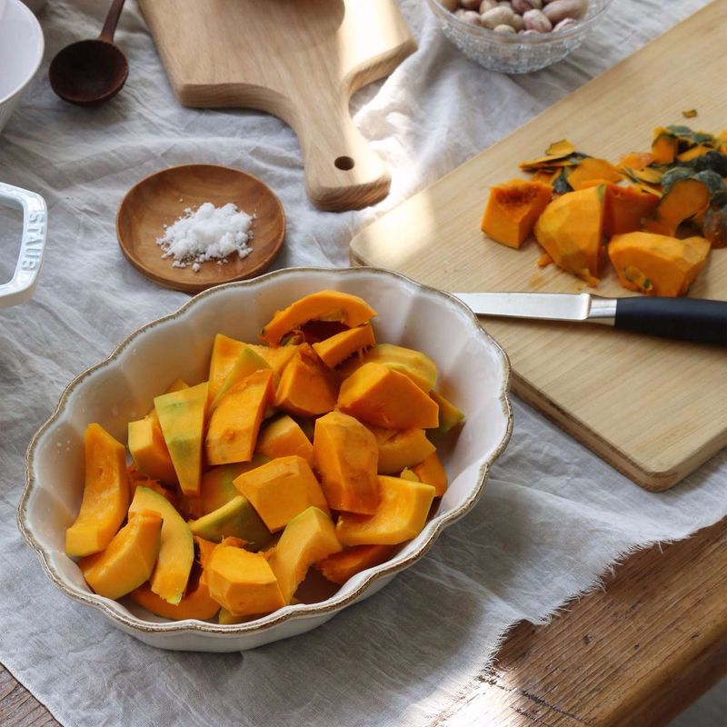 단호박은 반으로 잘라 속을 파내고, 전자렌지에 2분 정도 돌려 껍질을 벗긴 후 잘게 잘라주세요.