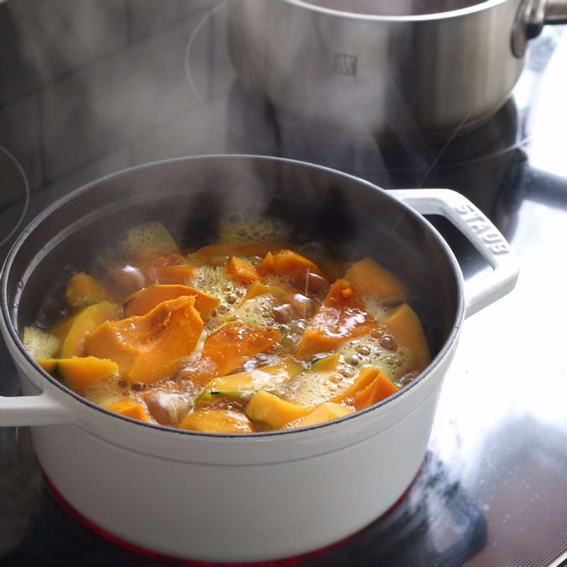 냄비에 단호박과 물 2컵을 넣고 끓이고, 단호박이 무르게 삶아지면 주걱으로 으깨주세요.