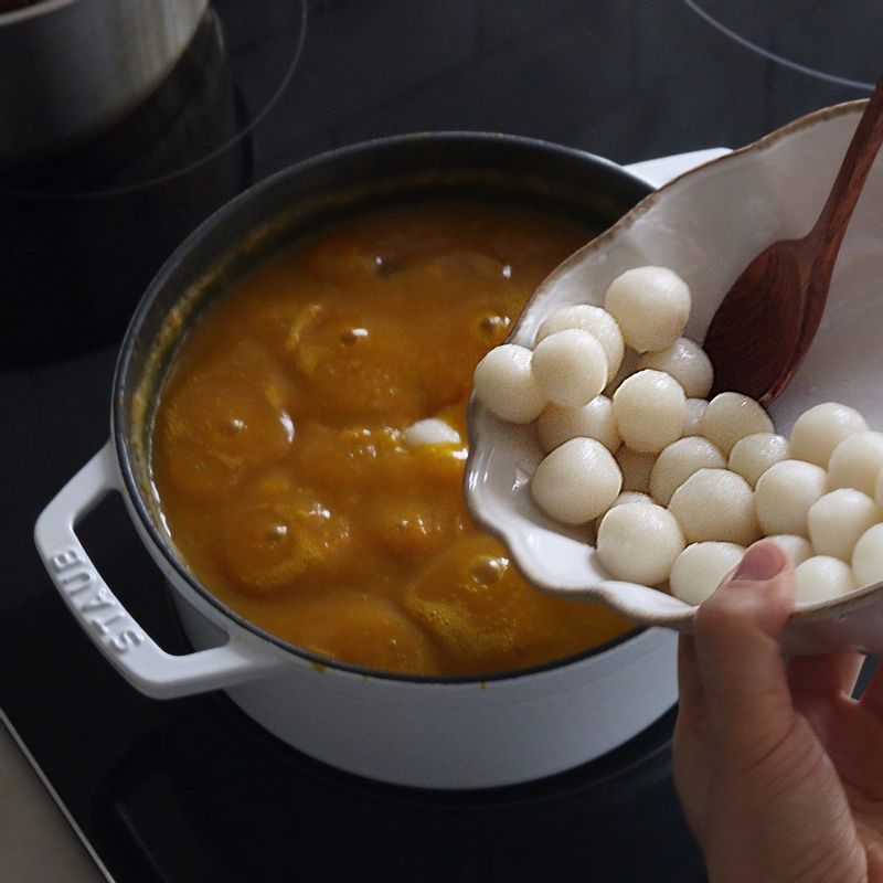 마지막에 새알심을 넣고 설탕과 소금으로 간을 맞춰주세요.
(기호에 따라 설탕 또는 올리고당을 가감해 즐겨주셔도 좋아요)