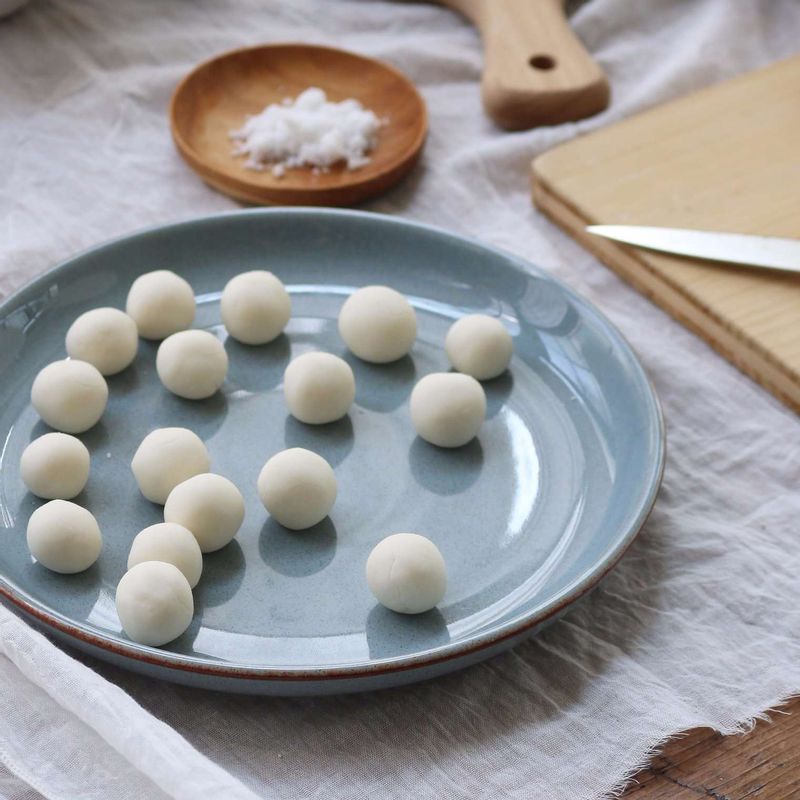 익반죽한 새알심은 동그랗게 모양을 잡아 끓는 물에 넣고, 2분 정도 끓여 떠오르면 바로 찬물에 넣었다가 건져내주세요.