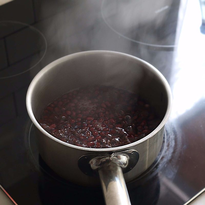 냄비에 팥과 물을 넣고 10분 정도 끓이다가 끓인 물은 버리고, 다시 물을 넉넉히 부어 팥이 무르도록 40분 정도 삶아주세요.