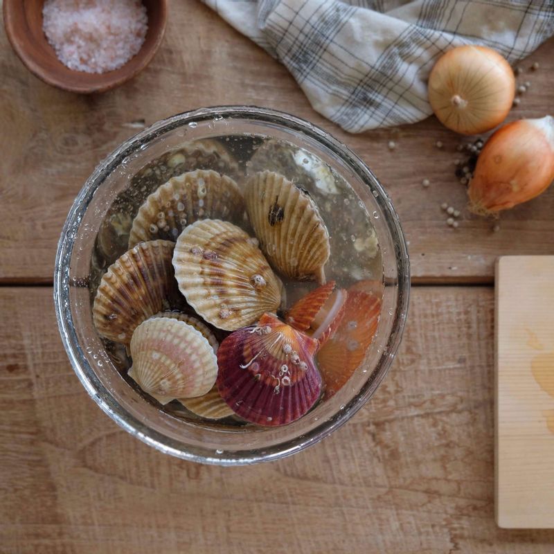 소금물에 가리비를 담가 해감한 후, 껍질을 조리용 솔로 비벼 이물질을 제거해주세요.