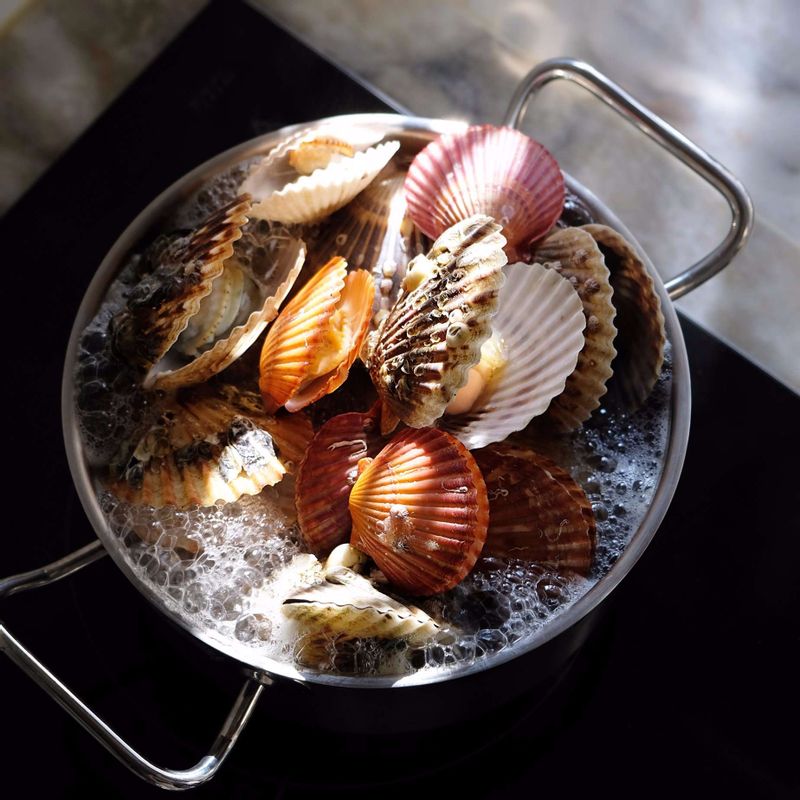 김 오른 찜기에 가리비를 넣고 3분정도 익힌 후 한쪽 껍질을 떼어내 익으면서 생긴 물을 빼고, 레몬즙과 약간의 소금, 후춧가루를 뿌려주세요.
(기호에 따라 내장을 가위로 잘라서 조리하셔도 돼요)