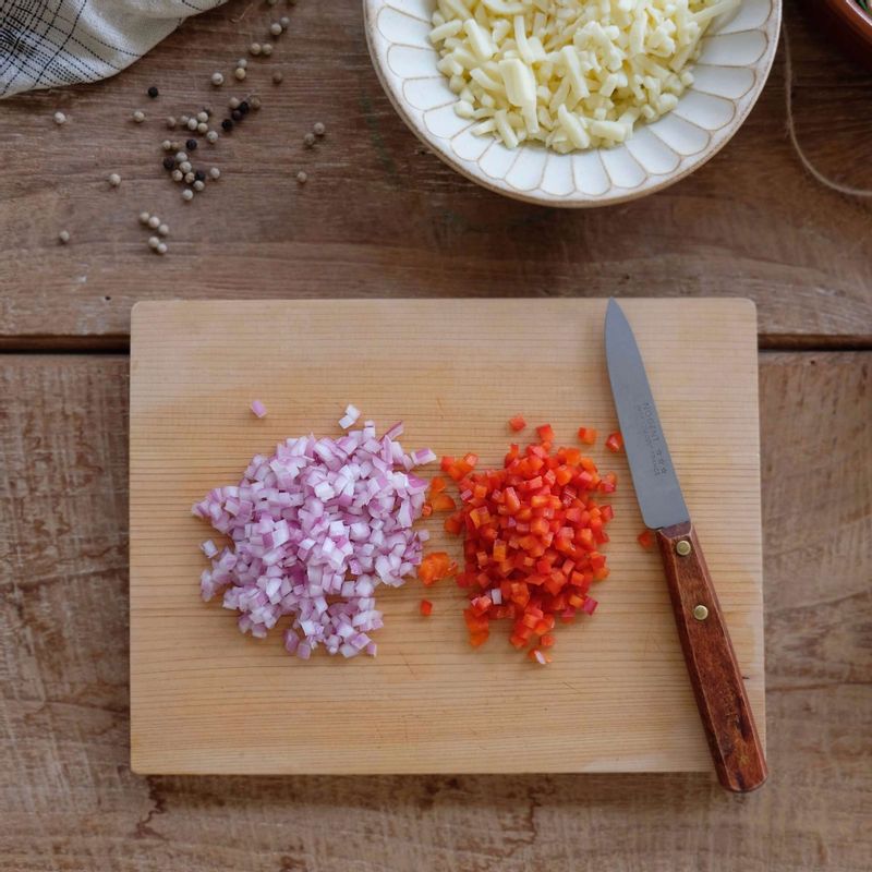 파프리카와 양파는 잘게 썰어주세요.