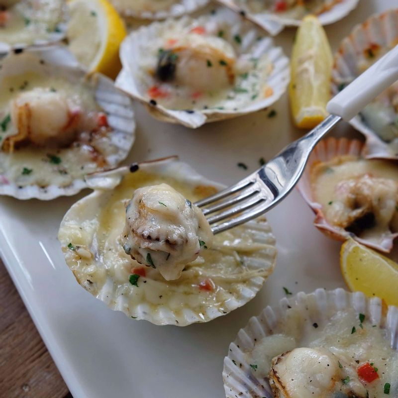 접시에 가리비치즈구이를 담고, 기호에 따라 칠리소스를 곁들여도 좋아요.