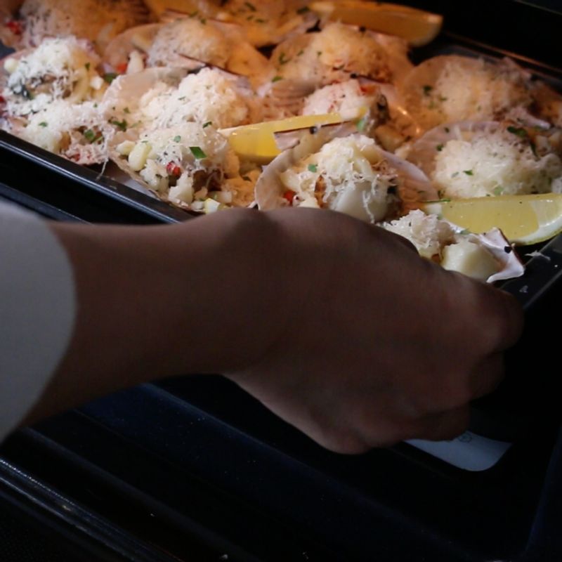 200도로 예열한 오븐에서 8분정도 치즈가 녹을때까지 구워주세요.
(프라이팬을 사용하실 경우, 팬에 올려 뚜껑을 덮고 치즈가 녹을때까지 15분정도 중약불에서 구워주세요)