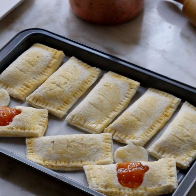 귤파이 윗면에 달걀물을 바르고, 200도로 예열한 오븐에서 12분 정도 노릇하게 구워주세요.
(오븐이 없을때는 달걀물을 바르지 않고, 팬에 약간의 버터를 두른 후 약한불에서 앞뒤로 노릇하게 구워주세요)