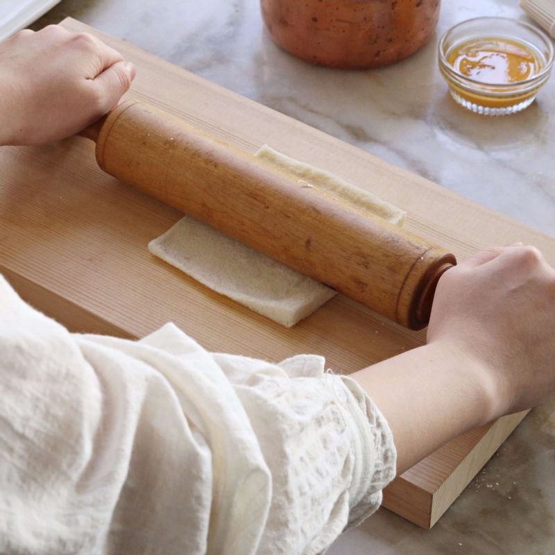 식빵은 테두리를 자르고 밀대를 이용해서 평평하게 민 후, 식빵 중앙에 귤쨈을 넣어주세요.