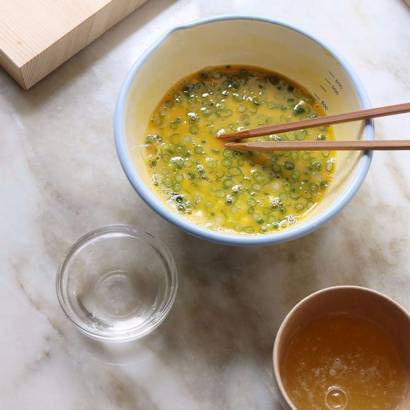 달걀 4개의 흰자와 노른자를 볼에 분리한 후, 노른자만 있는 볼에 달걀 2개를 따로 더 푼 후 체에 내리고 송송 썬 실파와 달걀물 재료를 함께 섞어주세요.
흰자도 젓가락으로 잘 푼 후, 체에 내려 알끈을 제거해주세요.